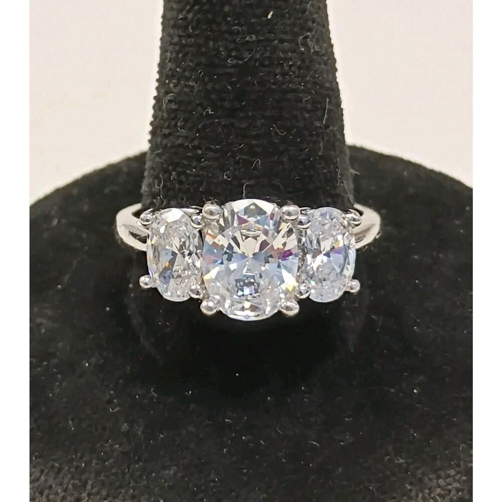 Sterling Silver 925 3 Stone Oval CZ Ring Size 8 Center 9X7 Sides 7X5 3.7 Grams